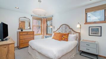 2 bedrooms, iron/ironing board, WiFi (free), bed sheets
