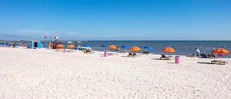 Liegestühle, Strandtücher