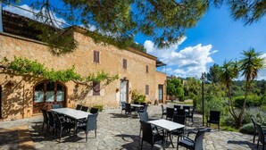 Outdoor dining - S'HORT DE SA BAGURA - ES SOSTRE - Beautiful flat in an agriturismo with swimming pool and (Sant Llorenç des Cardassar)
