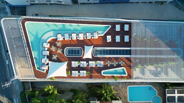An aerial view of a cruise ship deck with a swimming pool, sun loungers, and a covered seating area. - Setai Yacht S4- By Almare Flats (João Pessoa)