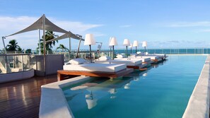 A poolside area with lounge chairs and a canopy. - Setai Yacht S4- By Almare Flats (João Pessoa)