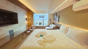 A modern hotel room with a large bed, a desk, and a view of the city. - Setai Yacht S4- By Almare Flats (João Pessoa)