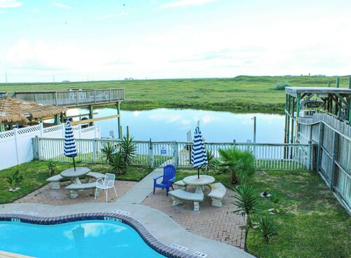 Cozy Canal Retreat Pool, Fishing, & Close to Beach