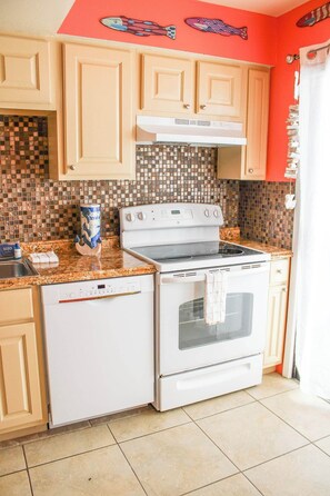 冰箱、微波炉、烤箱、炉灶