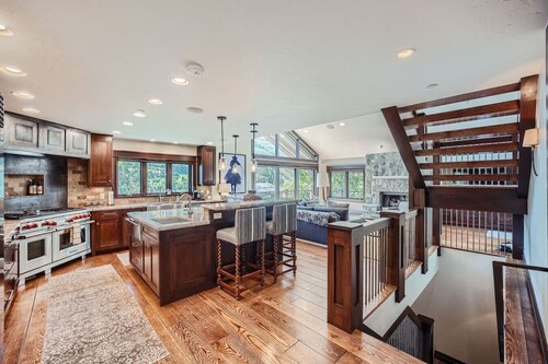 Vails View House |4BR Luxe Spring Stay w/ Views Hosted by Alpine Co-Hosts Vail Valley