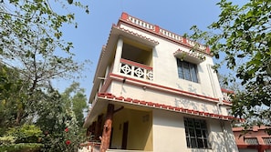 Front of property - Muktomon Hotel & Resort. (Bolpur)