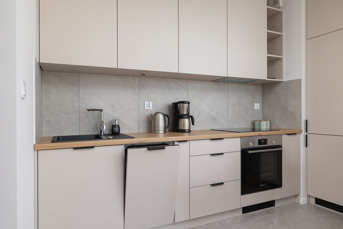 Fridge, oven, stovetop, dishwasher