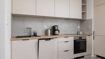 Fridge, oven, stovetop, dishwasher