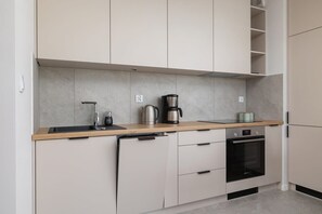 Fridge, oven, stovetop, dishwasher