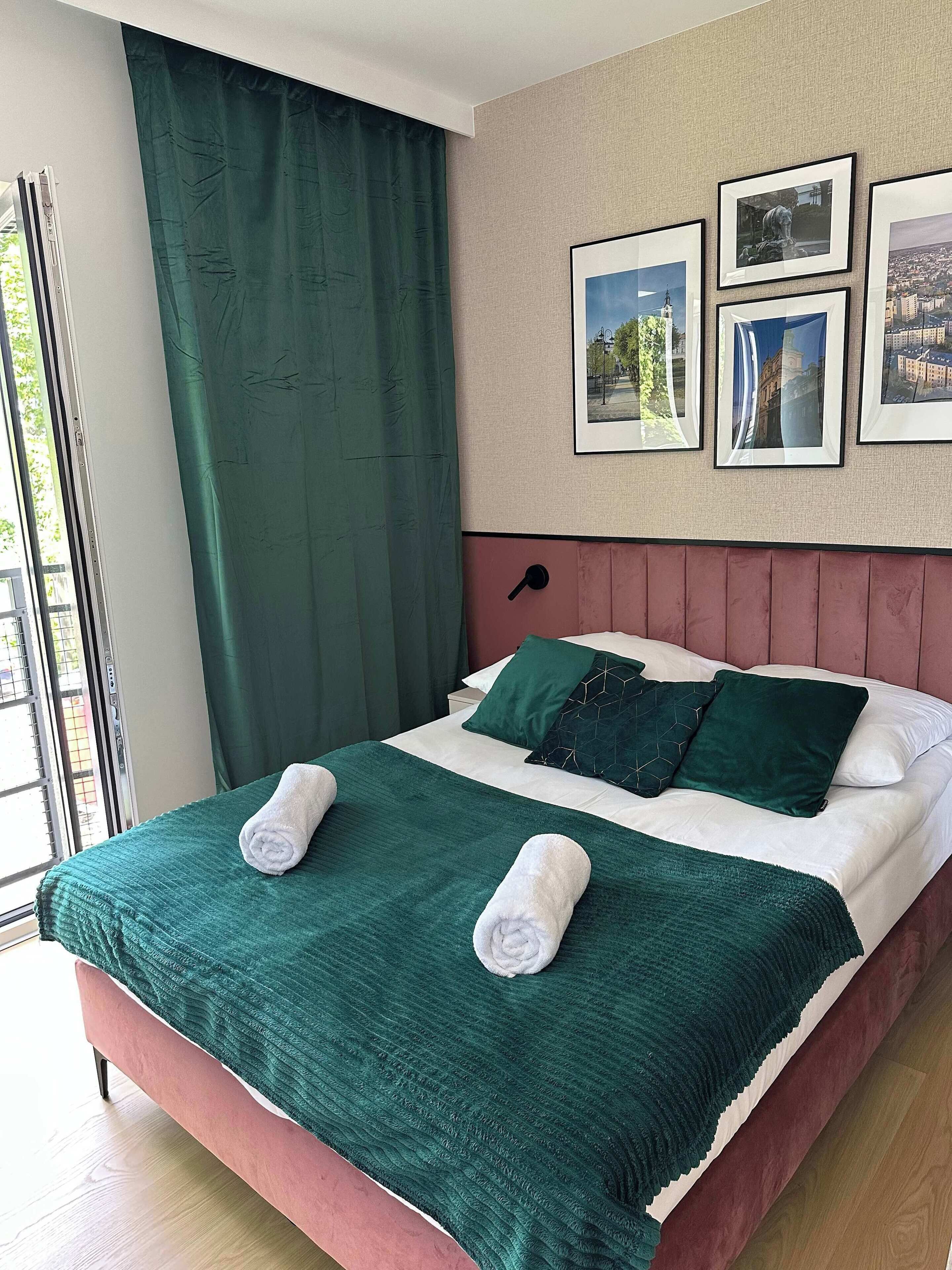 2 slaapkamers, een bureau, een strijkplank/strijkijzer, reisbedje