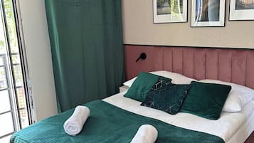 2 chambres, bureau, fer et planche Ă repasser, lit parapluie