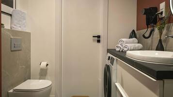 Een douche, een haardroger, handdoeken