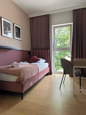 2 bedrooms, desk, iron/ironing board, WiFi