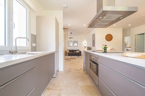 Microondas, horno, parrilla de estufa y lavavajillas 