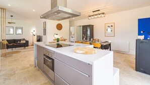 Microwave, oven, stovetop, dishwasher - 10 minutes from the prestigious Av de Champagne in EPERNAY, Maison à la Campagne. (Athis)