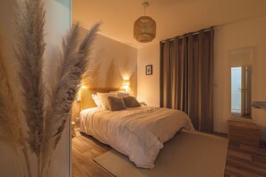 3 habitaciones, tabla de planchar con plancha, wifi y ropa de cama 