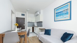 Appartement, 1 slaapkamer, balkon, aan het strand | Dineerruimte