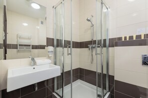 Appartement, 1 chambre, balcon, en bord de plage | Salle de bain | Douche, serviettes fournies