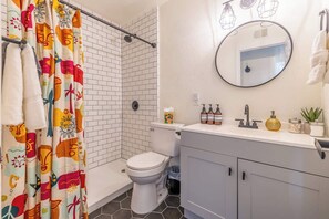 Regadera, secadora de cabello, toallas 