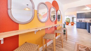 Une cuisine moderne dotée d’un plan de travail en bois, d’un four encastré et d’un évier.