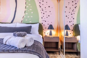 4 slaapkamers, een bureau, een strijkplank/strijkijzer, reisbedje