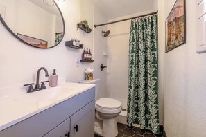 Een douche, een haardroger, handdoeken