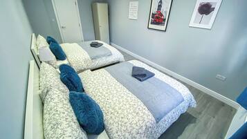 1 habitación, tabla de planchar con plancha, cuna de viaje y wifi