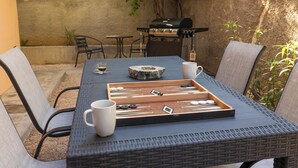 Ett matbord med ett brädspel, en kaffekopp och en mugg.