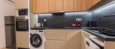 Fridge, oven, stovetop, dishwasher