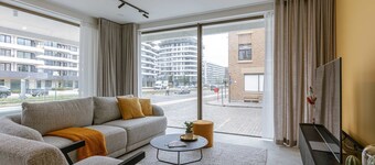 อพาร์ตเมนต์ ชั้นล่างที่อบอุ่น พร้อมระเบียง สิ่งอำนวยความสะดวกทันสมัย และทำเลใกล้ชายหาด