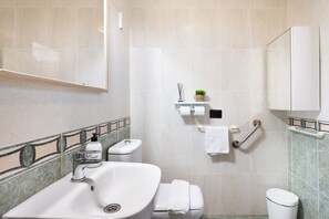 Dusj, hårføner og håndklær