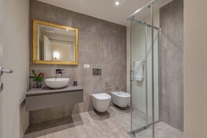 Een haardroger, een bidet, handdoeken, zeep