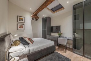 4 bedrooms, desk, iron/ironing board, free WiFi
