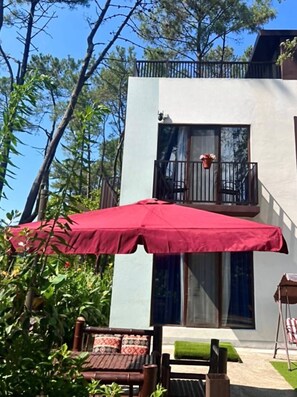 Terrace/patio - Tranquil 2-bedroom apartment in Shekvetili with AC, WiFi (Shekvetili)
