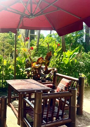 Outdoor dining - Tranquil 2-bedroom apartment in Shekvetili with AC, WiFi (Shekvetili)