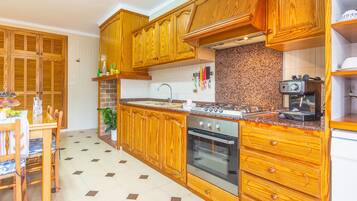 Een koelkast, een magnetron, een oven, een vaatwasser