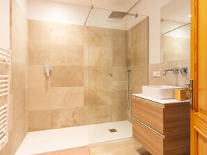 Dusche, Haartrockner, Handtücher