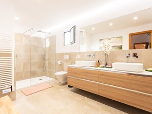 Shower, hair dryer, towels - Villa Manresa on the beachfront by Mallorca Charme (Alcúdia)