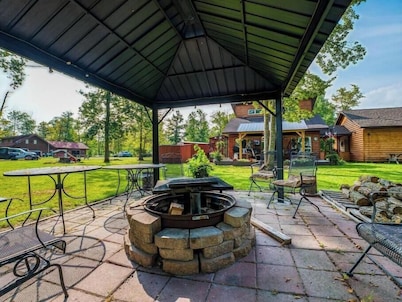 Charming country house with WiFi and AC in welcoming Kelliher