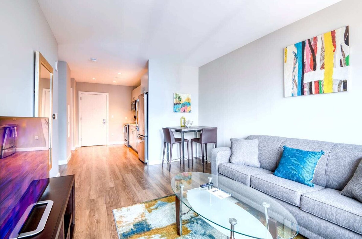 Modern Apt with Water Views and Gym