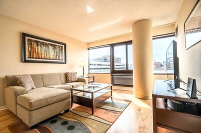 Serene Apt Downtown Near Shops