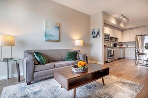 TV, offices - Trendy Apt On Harbor With Gym (Stamford)