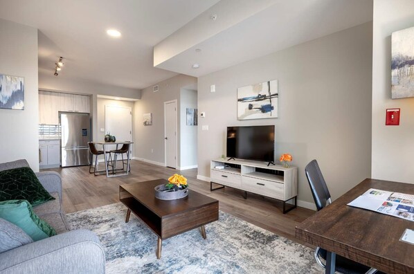 TV, offices - Trendy Apt On Harbor With Gym (Stamford)