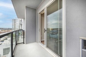 Property grounds - Trendy Apt On Harbor With Gym (Stamford)