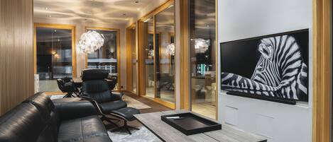 ลักซ์ชัวรี่เพนท์เฮาส์, ระเบียง, วิวเมือง | บริเวณนั่งเล่น | ทีวีจอแบน