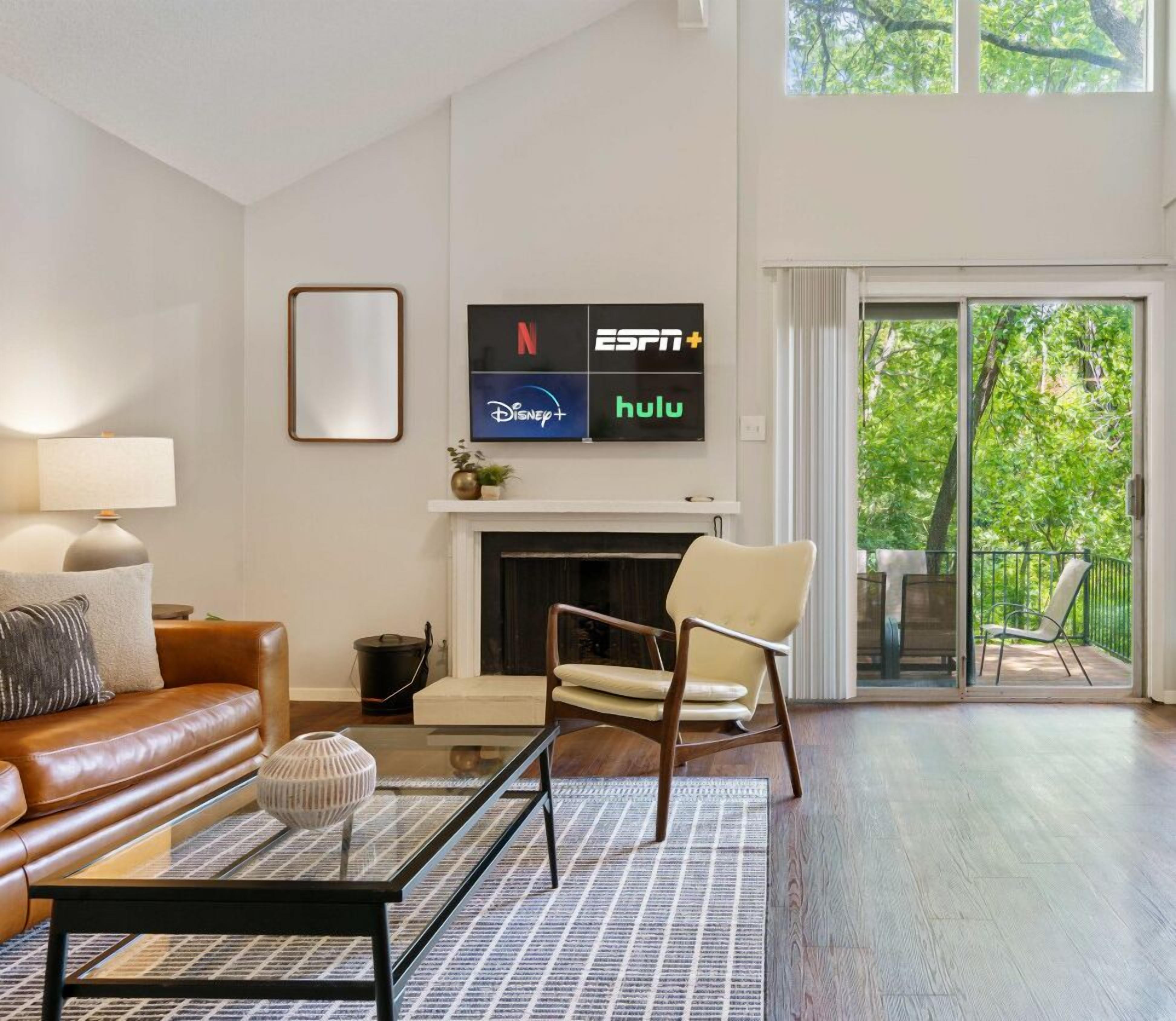 TV connectée, cheminée, espaces bureaux