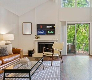 Smart-tv, een open haard en een kantoor