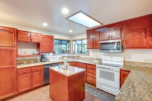 House (6 Bedrooms) | Interior