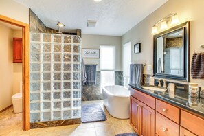 House (3 Bedrooms) | Interior - Deck, Putting Green & Views: Albuquerque Oasis (Albuquerque)