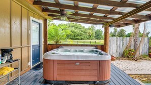 A hot tub under a wooden pergola with a view of a green landscape. - Spacious Micanopy Farmhouse w/ Luxurious Pool! (Micanopy)